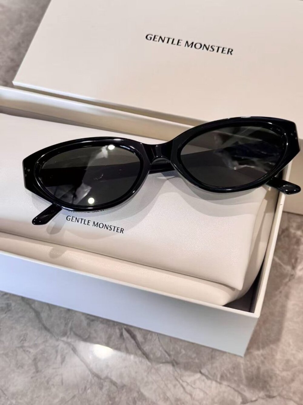 Gentle Monster Black sunglasses VANILLA